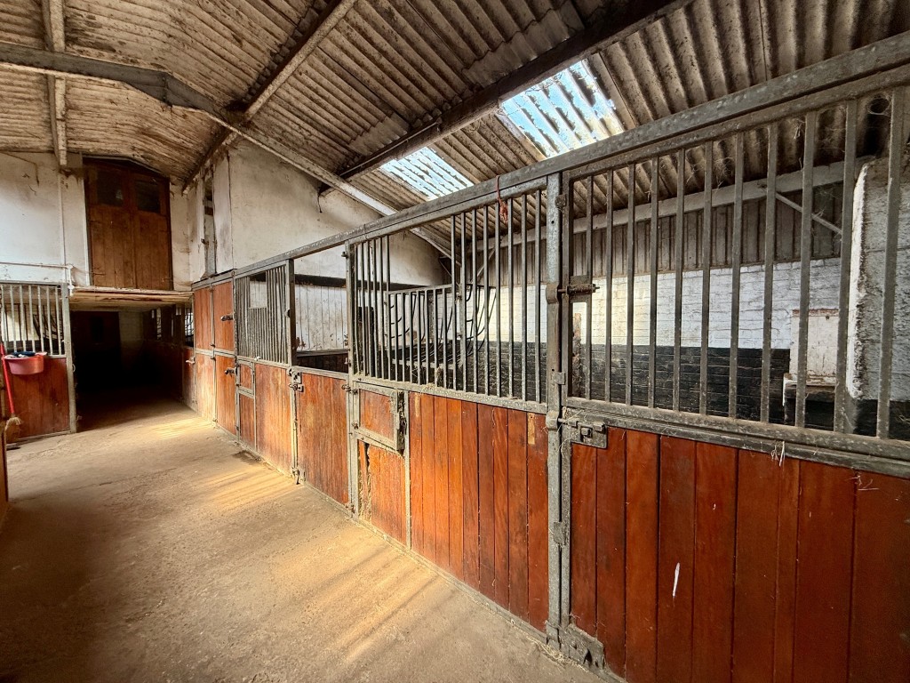 Lot: 80 - EQUESTRIAN FACILITY - INDOOR MANÈGE, STABLES, PADDOCKS AND ACCOMMODATION - Main stables adjacent to barn